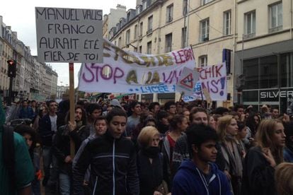 Protesta de Estudiantes contra la expulsi&oacute;n de Leonarda con el lema &quot;Manuel Valls, Franco habr&iacute;a estado orgulloso de ti&quot;
