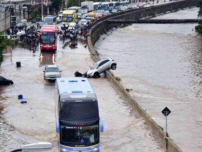 Calles anegadas y caos vial en una calle del sur de São Paulo, este lunes. En vídeo, imágenes aéreas de la ciudad.