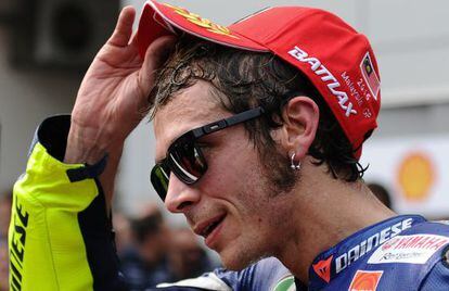 Rossi s'ajusta la gorra després de la cursa.