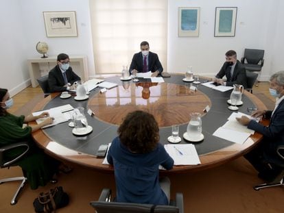 El presidente del Gobierno, Pedro Sánchez, preside la reunión del comité de seguimiento del coronavirus, al que asiste el ministro de Sanidad, Salvador Illa (a su derecha).