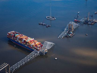 Vista aérea del buque que se estrelló contra el puente Francis Scott Key, en Baltimore.