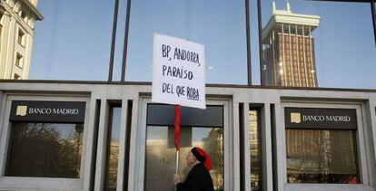 Un hombre protesta ante la sede del Banco de Madrid intervenido por el Banco de Espa&ntilde;a despu&eacute;s de que la BPA fuera intervenida por el Instituto Nacional Andorrano de Finanzas a ra&iacute;z de la misma investigaci&oacute;n en Estados Unidos.