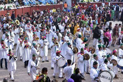 Entre el 20 y el 25 de febrero se celebran en Tolosa (Gipuzkoa) <a href="https://turismo.euskadi.eus/es/agenda/carnavales-de-tolosa/aa30-12375/es/" target="_blank">los carnavales más multitudinarios del País Vasco</a>. Arrancan el Ostegun Gizena (Jueves Gordo), con la lectura del pregón y el <i>txupinazo</i>, y siguen el Viernes Flaco, con un espectáculo protagonizado por los vecinos del pueblo; Zaldunita bezpera (el sábado), con tamborradas; el domingo, con todo el mundo en la calle vestido en pijama y zapatillas; y el lunes (Astelenita) y el martes (Asteartita), con desfiles de carrozas, disfraces, música y baile. Oficialmente el carnaval terminan esa medianoche, aunque al domingo siguiente, de Piñata (Piñata Igandea), las comparsas y charangas vuelven siempre a la calle.