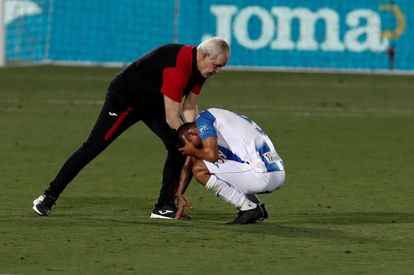 Aguirre consuela a Silva tras el partido.