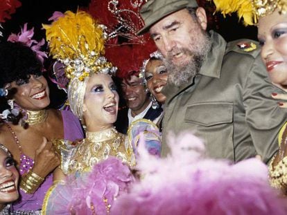 Felipe González y Fidel Castro, con las bailarinas de Tropicana.