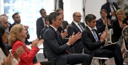Pedro Sánchez, durante la presentación de la agenda España Digital 2025. A su izquierda, el presidente de Telefónica,  José María Álvarez Pallete, y detrás, el de Vodafone, Antonio Coimbra.