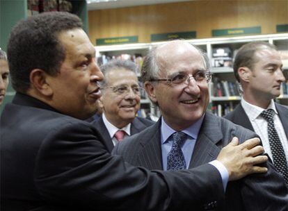 Hugo Chávez, con el presidente de Repsol, Antonio Brufau, en La Casa del Libro de Madrid.