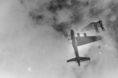 A B-17 shot down by an Me-262 over Crantenburg (Germany).