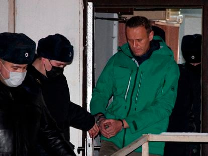 Alexéi Navalni sale de la comisaría de Khimki, a las afueras de Moscú, después de ser condenado a 30 días de prisión el 18 de enero.