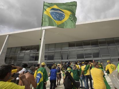 Seguidores del expresidente de Brasil, Jair Bolsonaro, durante el 8 de enero, día del intento de golpe en Brasilia.