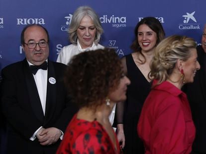 Los ministros Miquel Iceta (i) e Irene Montero (d), al fondo, junto a la actriz Susi Sánchez (c). En primer plano, las ministras María Jesús Montero (i) y Yolanda Díaz (d).