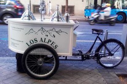 Carrito de la clásica heladería Los Alpes, en Madrid.