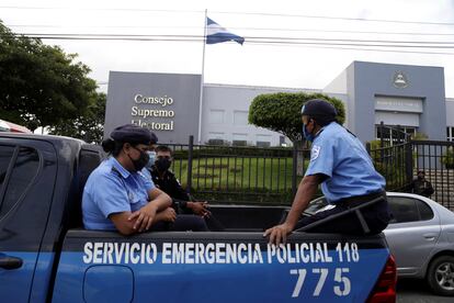 Una patrulla de la policía frente a las oficinas del Consejo Supremo Electoral de Nicaragua, el 2 de agosto.