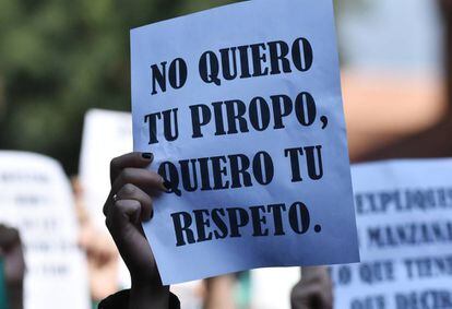 Una mujer sostiene un cartel durante una protesta contra la violencia de género en Ciudad de México.