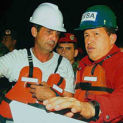 Hugo Chávez, con el uniforme de los trabajadores de la petrolera estatal.