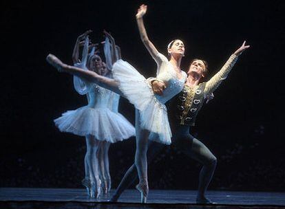 Ángel Corella (derecha), ayer, interpreta  <i>La Bayadera</i> en el Teatro Real.