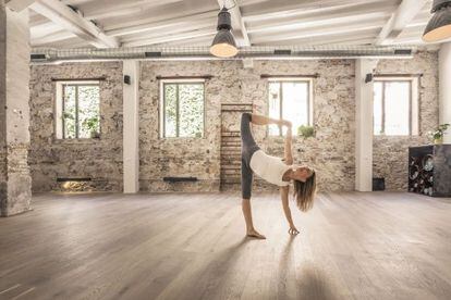 Garage, un nuevo espacio de yoga en Poble Sec abierto por la modelo Verónica Blume.
