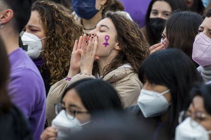 Varias mujeres, en un momento de la manifestación de estudiantes con motivo del Día Internacional de la Mujer, este martes en la Puerta del Sol de Madrid.