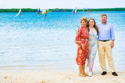 Los reyes Máxima y Guillermo de Holanda y la princesa Amalia posan en la playa de Sorobon (Bonaire) el 28 de enero de 2023, una de las paradas de su gira por el Caribe.