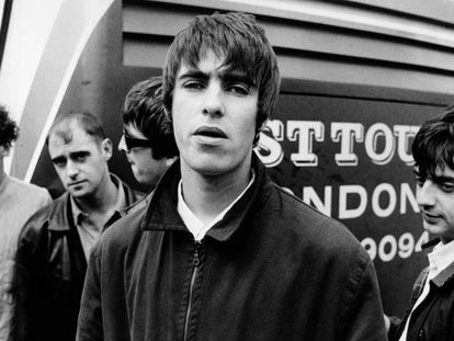 En primer plano, Liam Gallagher junto al resto de integrantes de Oasis, en 1994.