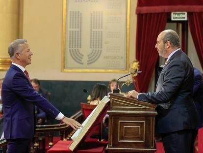 El senador socialista Ander Gil, presidente del Senado hasta hace unas horas, jura la Constitución ante el nuevo presidente electo, Pedro Rollán, este jueves, en la sesión constitutiva de la Cámara alta.