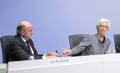 Christine Lagarde, presidenta del BCE, junto al vicepresidente de la institución Luis de Guindos