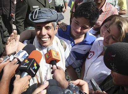 Alan Jara saluda a la prensa con su hijo y esposa tras ser liberado en Villavicencio.