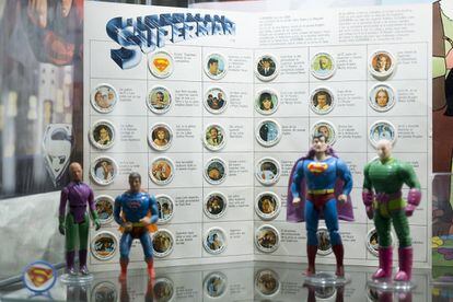 Colección de personajes de Supermán que se conseguían en las chapas de refrescos, presente en Regreso a la Infancia. Museo Andaluz del Juguete Vintage