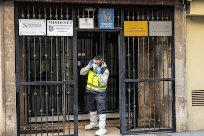 Un policía científico, en el portal del edificio donde vivía el canónigo fallecido, el día en el que fue hallado su cuerpo. 
