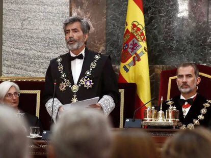 La fiscal general, María José Segarra, y el presidente del CGPJ, Carlos Lesmes, junto al rey Felipe VI, durante la apertura del año judicial en la sede del Tribunal Supremo.