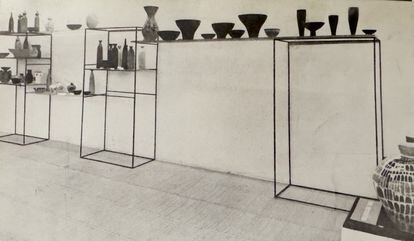 Imagen de la exposición '3 Ceramistas' en el Ateneo de Madrid en 1957. Se mostraban obras de cerámica de Jacqueline Canivet, José Luis Sánchez y Arcadio Blasco.