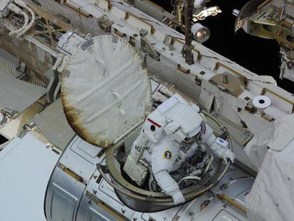Douglas Wheelock emerge de la Estación Espacial Internacional durante su segunda salida, el 11 de agosto de 2010,  para arreglar una avería.