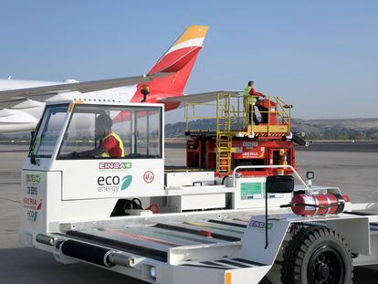 Operarios de Iberia Airport Services junto a un avión de Iberia.