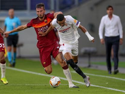 En-Nesyri, autor del segundo gol del Sevilla, se marcha de Cristante.