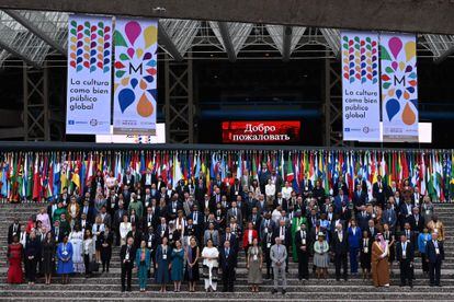 Algunos de los 120 ministros de Cultura invitados a Mondiacult 2022, posan para un retrato afuera del Auditorio Nacional de Ciudad de México, el 28 de septiembre de 2022.