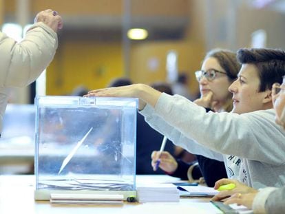 Una persona vota en las elecciones en Catalu&ntilde;a el 21D en Girona.