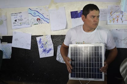 Juan Pablo Soler da una explicación sobre paneles solares.