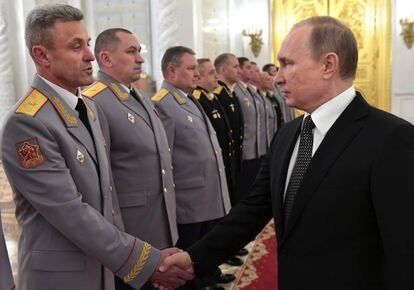 El presidente ruso con altos cargos militares en el Kremlin, el pasado mi&eacute;rcoles.