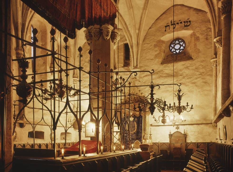 Interior de la sinagoga Staronova, la más antigua de Praga, construida en 1270, donde según la leyenda, Rabbi Löw ocultó los restos del Golem.