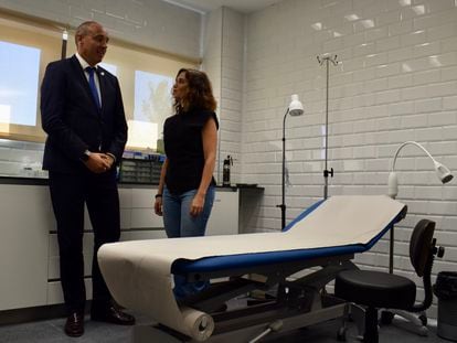 El alcalde de Sevilla La Nueva, Asensio Martínez, y la presidenta de la Comunidad de Madrid, Isabel Díaz Ayuso, visitan el nuevo centro de salud.