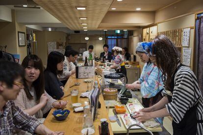 Vista general del primer y único restaurante de sushi íntegramente regentado por mujeres.