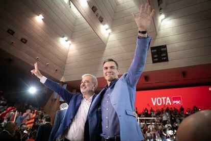 Acto final de la campaña electoral del PSC, el candidato por Barcelona, ​​Jaume Collboni (izquierda) y el presidente Pedro Sánchez (derecha)