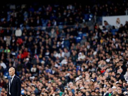 Zidane, con la grada del Bernabéu al fondo.