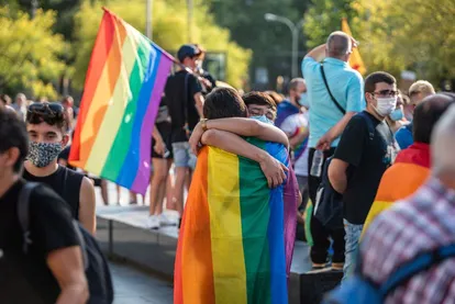 Dos participantes se abrazan en la celebración del Día del Orgullo Gay en Barcelona.