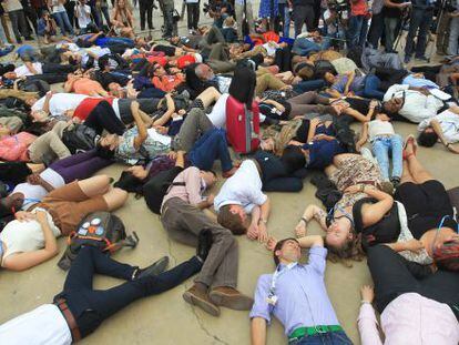 Un centenar de persones, ahir, fan veure que són mortes davant la seu de la cimera, a Lima, per reclamar mesures contra l'escalfament global.