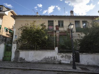 Fachada de la casa donde vivió el poeta Vicente Aleixandre, en la calle de Madrid que lleva su nombre.