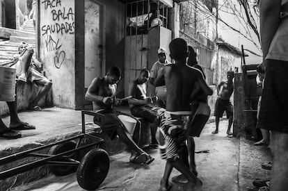 Entre el laberinto de callejones y edificios de varios pisos, la población de Rocinha tan sólo cuenta con dos plazas o espacios verdes para ocio público, por lo que la vida social se lleva a cabo en las puertas de las casas y los cruces de calles donde niños y mayores se reúnen a diario.