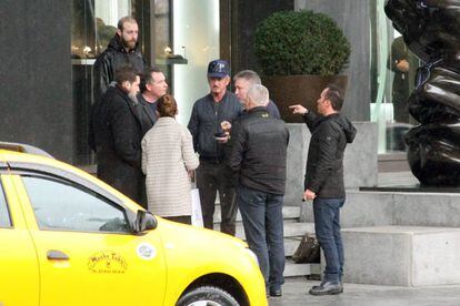 Sean Penn, con una gorra, junto a su equipo, en Turquía, el pasado miércoles.