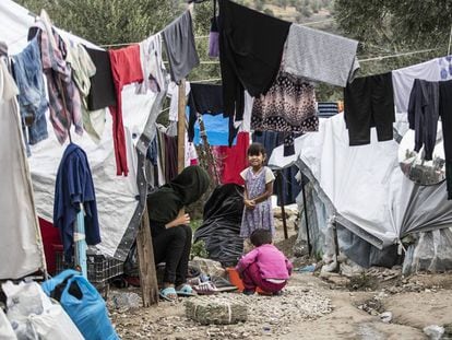 Un grupo de migrantes, en el campo griego de Moria (Lesbos),el 13 de noviembre.