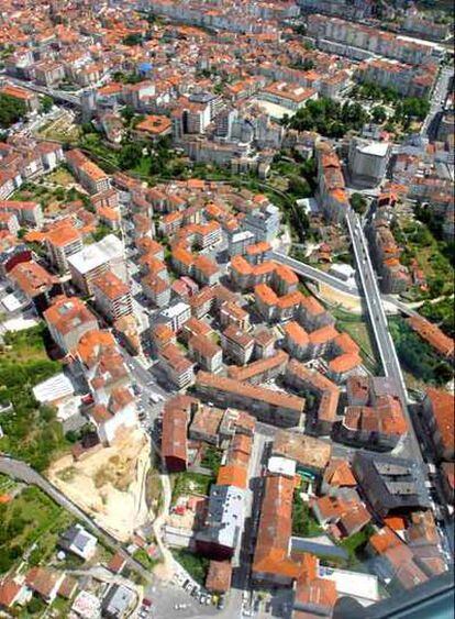 El barrio orensano de Carballeira. Al fondo, As Burgas y el casco viejo de la ciudad